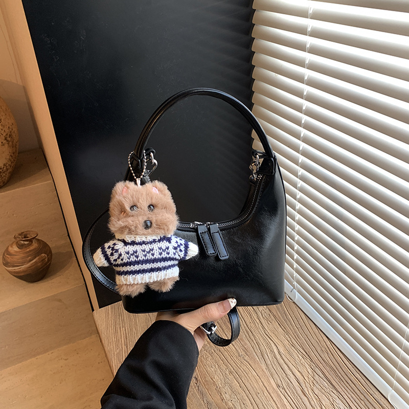 2026 nova niša ženska torbica s preslatkim plišanim privjeskom, moderna i svestrana torba za rameno i crossbody s velikim kapacitetom