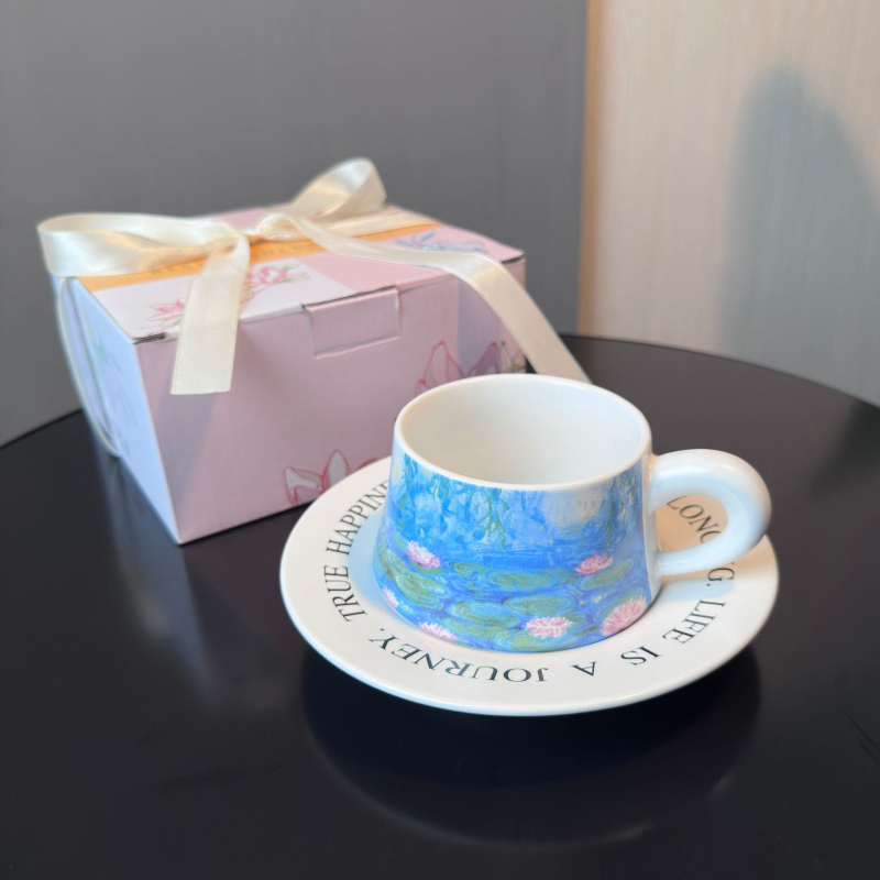 Set cafea cu ceașcă și farfurie în stil pictură în ulei, nuferi, retro