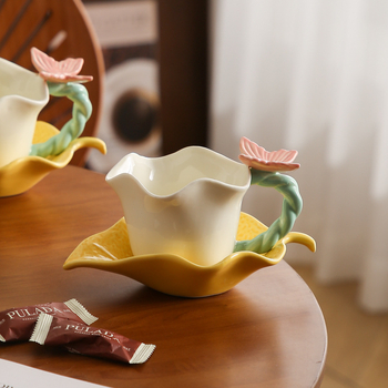 Set ceramic pentru cafea cu ceașcă și farfuriu, design cu limba florilor și fluturi, set pentru cuplu