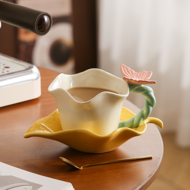 Set ceramic pentru cafea cu ceașcă și farfuriu, design cu limba florilor și fluturi, set pentru cuplu