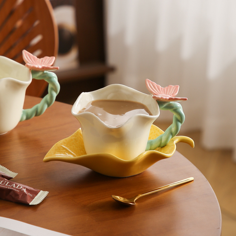 Set ceramic pentru cafea cu ceașcă și farfuriu, design cu limba florilor și fluturi, set pentru cuplu