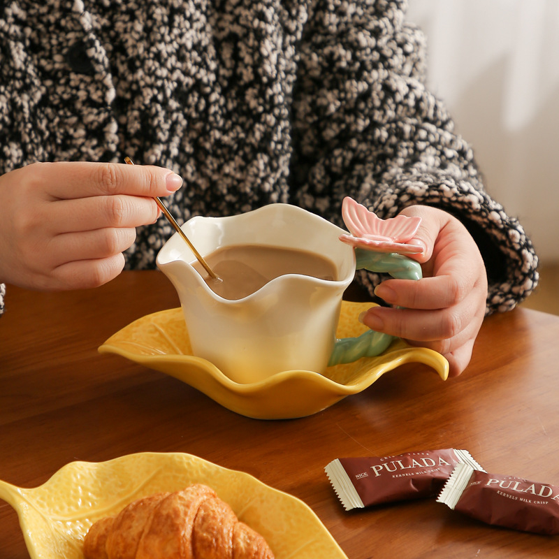 Set ceramic pentru cafea cu ceașcă și farfuriu, design cu limba florilor și fluturi, set pentru cuplu