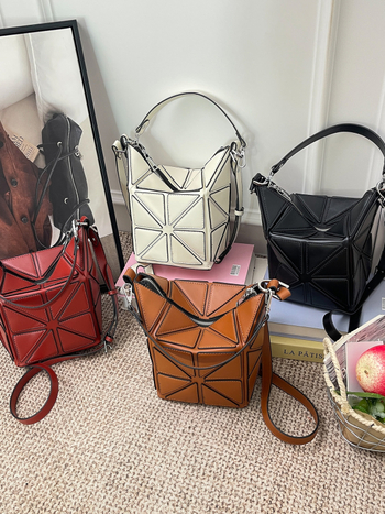 Ženska torbica od smeđe kože s geometrijskim patchworkom, jesen-zimski stil, mali kvadratni oblik, nosenje preko ramena ili crossbody
