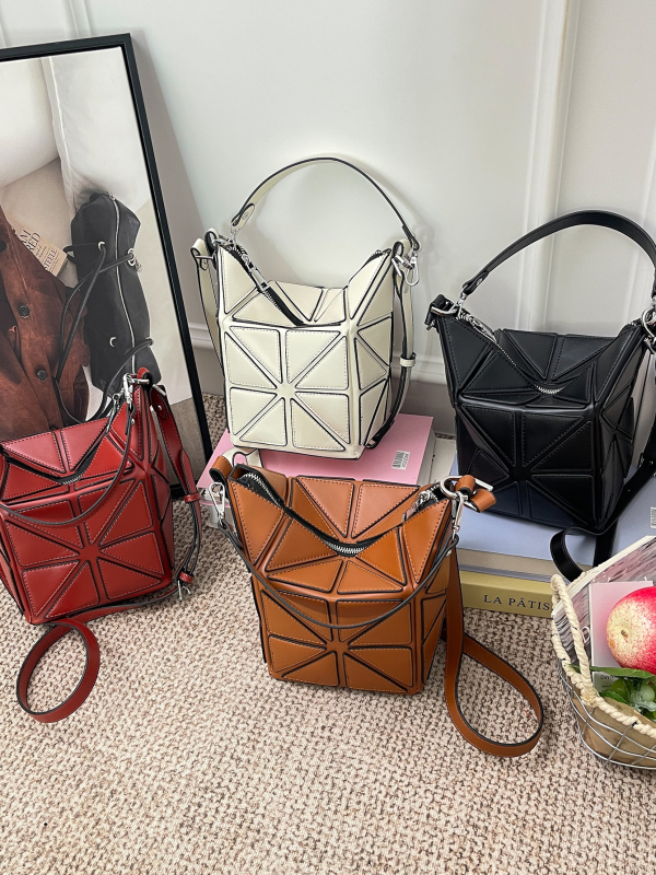 Ženska torbica od smeđe kože s geometrijskim patchworkom, jesen-zimski stil, mali kvadratni oblik, nosenje preko ramena ili crossbody
