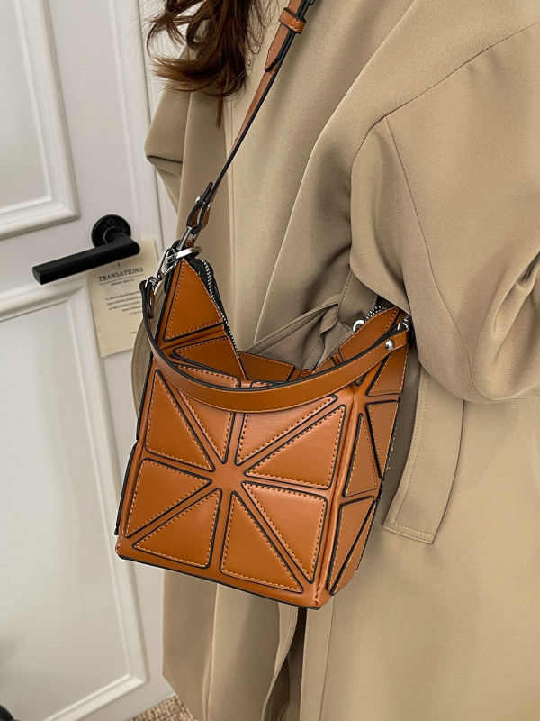 Ženska torbica od smeđe kože s geometrijskim patchworkom, jesen-zimski stil, mali kvadratni oblik, nosenje preko ramena ili crossbody
