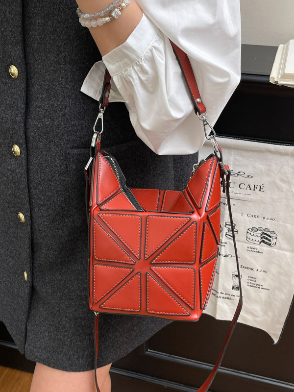 Ženska torbica od smeđe kože s geometrijskim patchworkom, jesen-zimski stil, mali kvadratni oblik, nosenje preko ramena ili crossbody