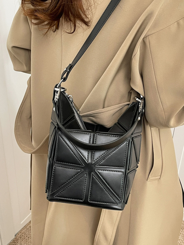 Ženska torbica od smeđe kože s geometrijskim patchworkom, jesen-zimski stil, mali kvadratni oblik, nosenje preko ramena ili crossbody