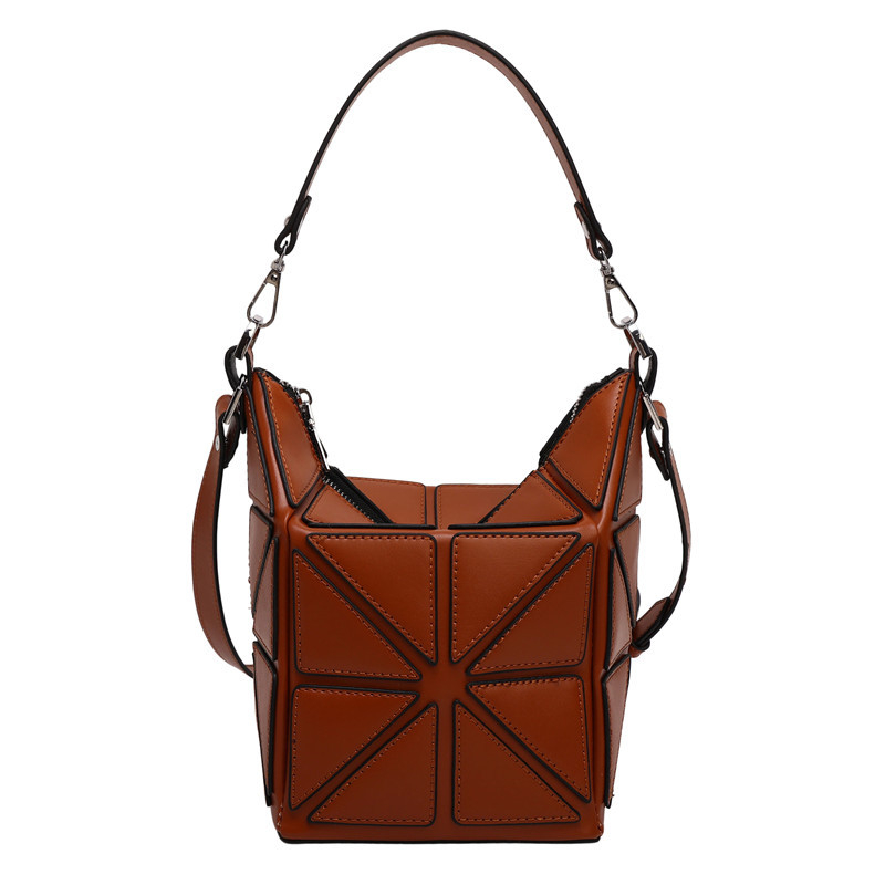 Ženska torbica od smeđe kože s geometrijskim patchworkom, jesen-zimski stil, mali kvadratni oblik, nosenje preko ramena ili crossbody