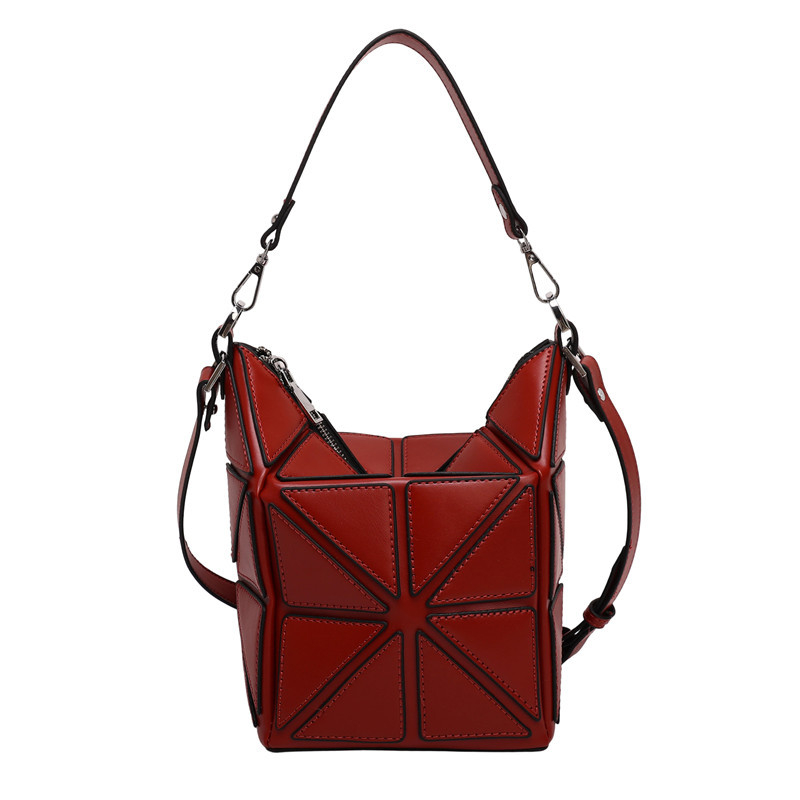 Ženska torbica od smeđe kože s geometrijskim patchworkom, jesen-zimski stil, mali kvadratni oblik, nosenje preko ramena ili crossbody