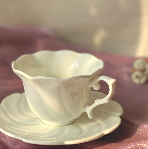 Set de cești de cafea și farfuriu ceramic, alb pur Bone China, stil european pentru ceai de după-amiază, cu opțiune imprimare logo