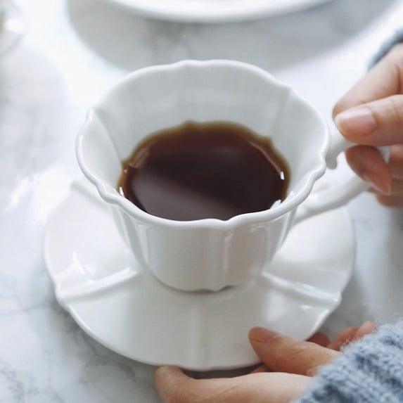 Set de cești de cafea și farfuriu ceramic, alb pur Bone China, stil european pentru ceai de după-amiază, cu opțiune imprimare logo