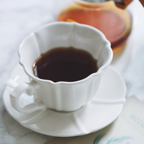 Set de cești de cafea și farfuriu ceramic, alb pur Bone China, stil european pentru ceai de după-amiază, cu opțiune imprimare logo