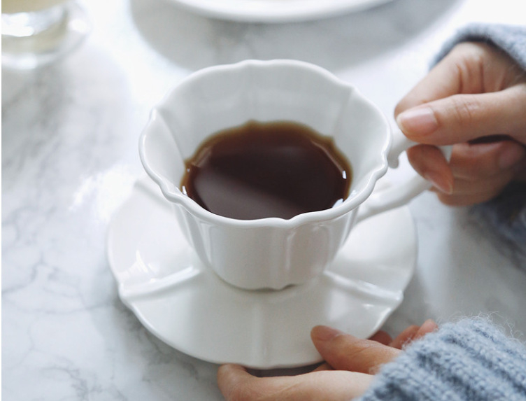 Set de cești de cafea și farfuriu ceramic, alb pur Bone China, stil european pentru ceai de după-amiază, cu opțiune imprimare logo