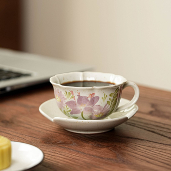 Set de ceașcă de cafea din ceramică lucrată manual, cu model floral în stil franțuzesc, însoțit de farfurie