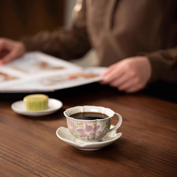 Set de ceașcă de cafea din ceramică lucrată manual, cu model floral în stil franțuzesc, însoțit de farfurie