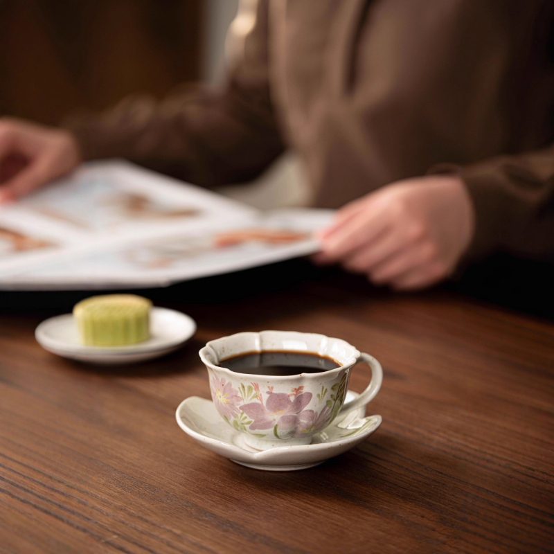 Set de ceașcă de cafea din ceramică lucrată manual, cu model floral în stil franțuzesc, însoțit de farfurie