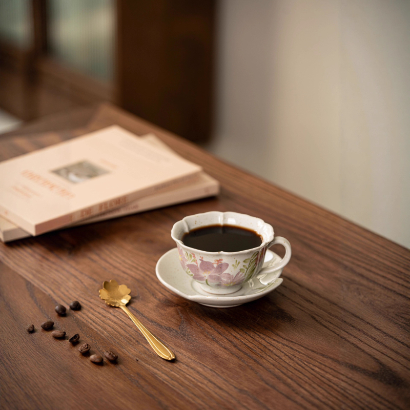 Set de ceașcă de cafea din ceramică lucrată manual, cu model floral în stil franțuzesc, însoțit de farfurie