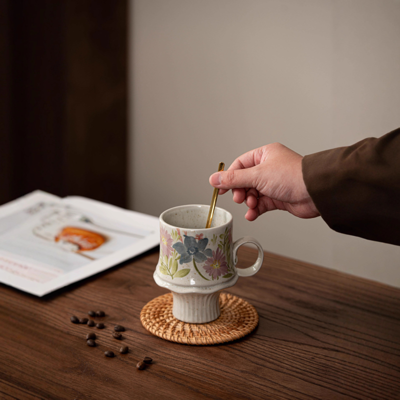 Set de ceașcă de cafea din ceramică lucrată manual, cu model floral în stil franțuzesc, însoțit de farfurie