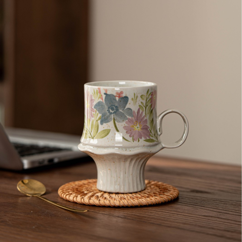 Set de ceașcă de cafea din ceramică lucrată manual, cu model floral în stil franțuzesc, însoțit de farfurie