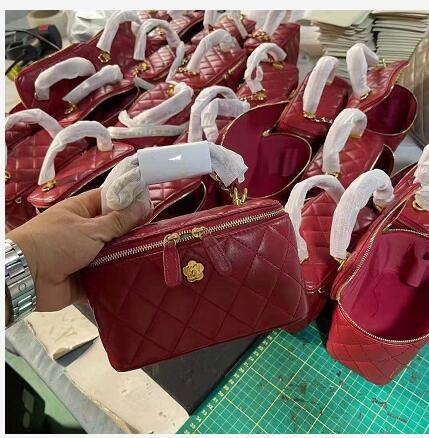 MISS SUMMER Ženska torba od prave kože s lancem, kvadratnog oblika, mala, preko ramena ili kao crossbody, ovčja koža