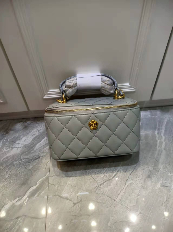 MISS SUMMER Ženska torba od prave kože s lancem, kvadratnog oblika, mala, preko ramena ili kao crossbody, ovčja koža