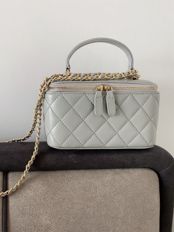 MISS SUMMER Ženska torba od prave kože s lancem, kvadratnog oblika, mala, preko ramena ili kao crossbody, ovčja koža