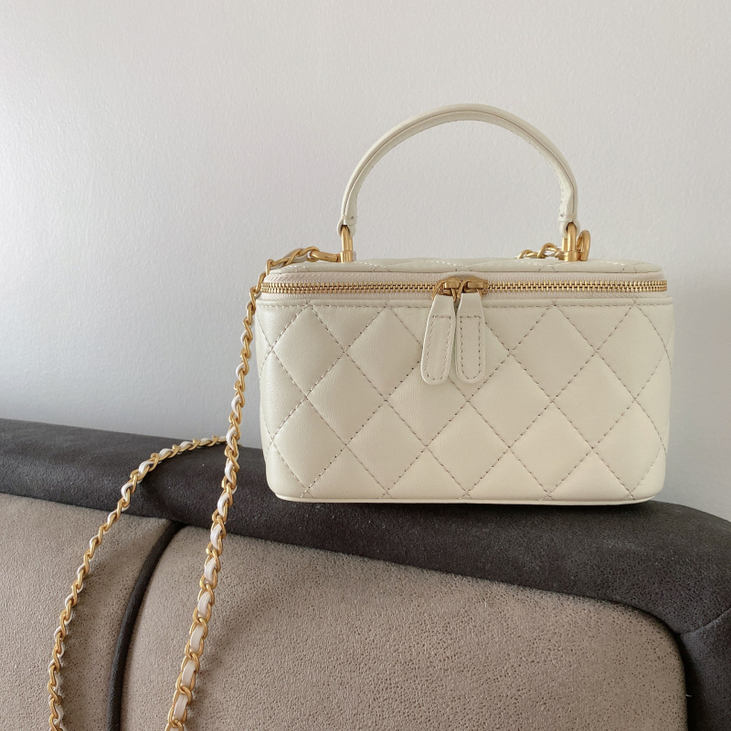 MISS SUMMER Ženska torba od prave kože s lancem, kvadratnog oblika, mala, preko ramena ili kao crossbody, ovčja koža