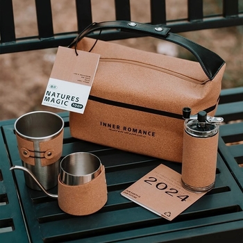 Set de cafea cu cești, cafetieră și râșniță manuală — echipament portabil pentru exterior