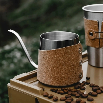 Set de cafea cu cești, cafetieră și râșniță manuală — echipament portabil pentru exterior