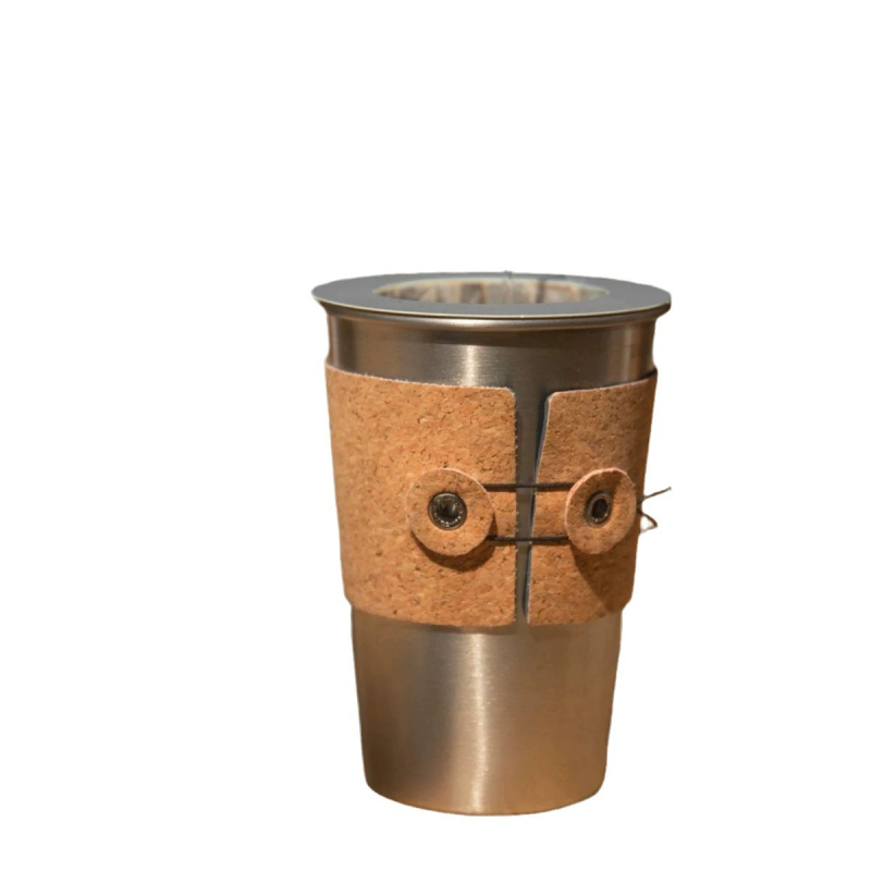 Set de cafea cu cești, cafetieră și râșniță manuală — echipament portabil pentru exterior