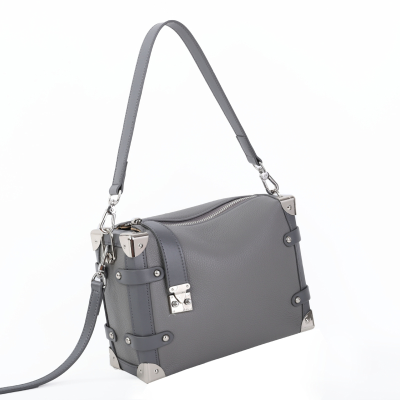 2025 ženska crossbody torba s rivetima od kože prvog sloja, kvadratnog mekanog kutnog oblika, mala kvadratna torba, svestrani naramenica