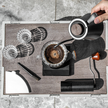 Set pour-over cu râșniță, filtru și oală comună pentru camping
