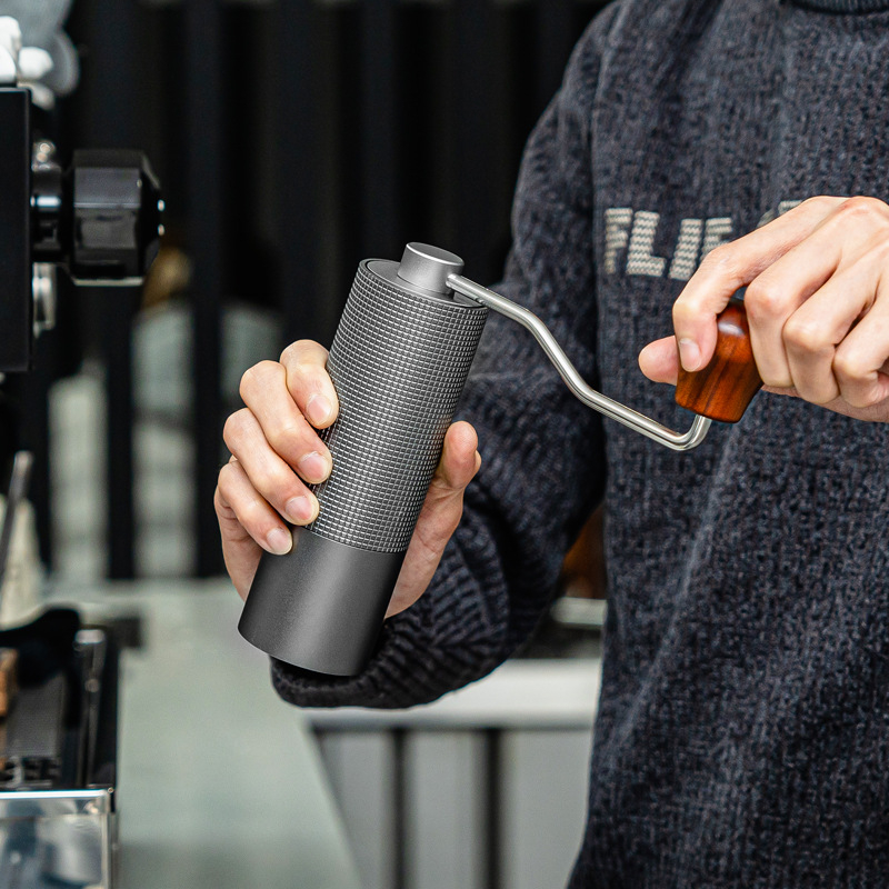 Set pour-over cu râșniță, filtru și oală comună pentru camping
