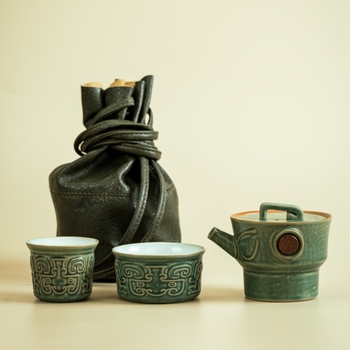 Set de ceai portabil Sanxingdui: oală și două sau trei cești, pentru drumeții în aer liber și prepararea ceaiului — cadou cultural și creativ.