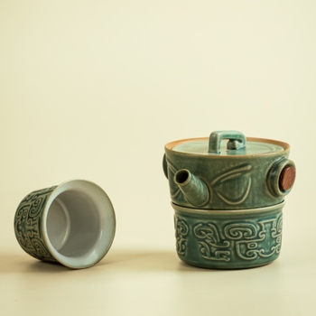 Set de ceai portabil Sanxingdui: oală și două sau trei cești, pentru drumeții în aer liber și prepararea ceaiului — cadou cultural și creativ.