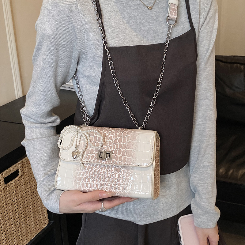 Ženska retro mala četvrtasta torbica s uzorkom krokodila, europsko-američki stil, 2026 novi model, svestrana torba s lancem za rame i crossbody, Kelly torba