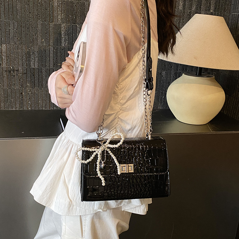 Ženska retro mala četvrtasta torbica s uzorkom krokodila, europsko-američki stil, 2026 novi model, svestrana torba s lancem za rame i crossbody, Kelly torba