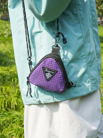 Casual torbica za slušalice s kariranim uzorkom i trokutastog oblika, unisex crossbody torba za svakodnevne aktivnosti i izlete