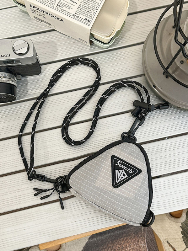 Casual torbica za slušalice s kariranim uzorkom i trokutastog oblika, unisex crossbody torba za svakodnevne aktivnosti i izlete