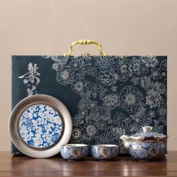 Set de ceai stil chinezesc, placat cu argint, albastru și alb, ceainic și două cești, într-o cutie cadou