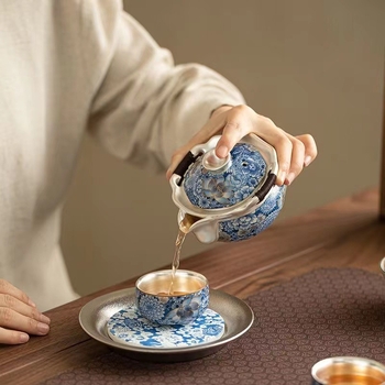 Set de ceai stil chinezesc, placat cu argint, albastru și alb, ceainic și două cești, într-o cutie cadou