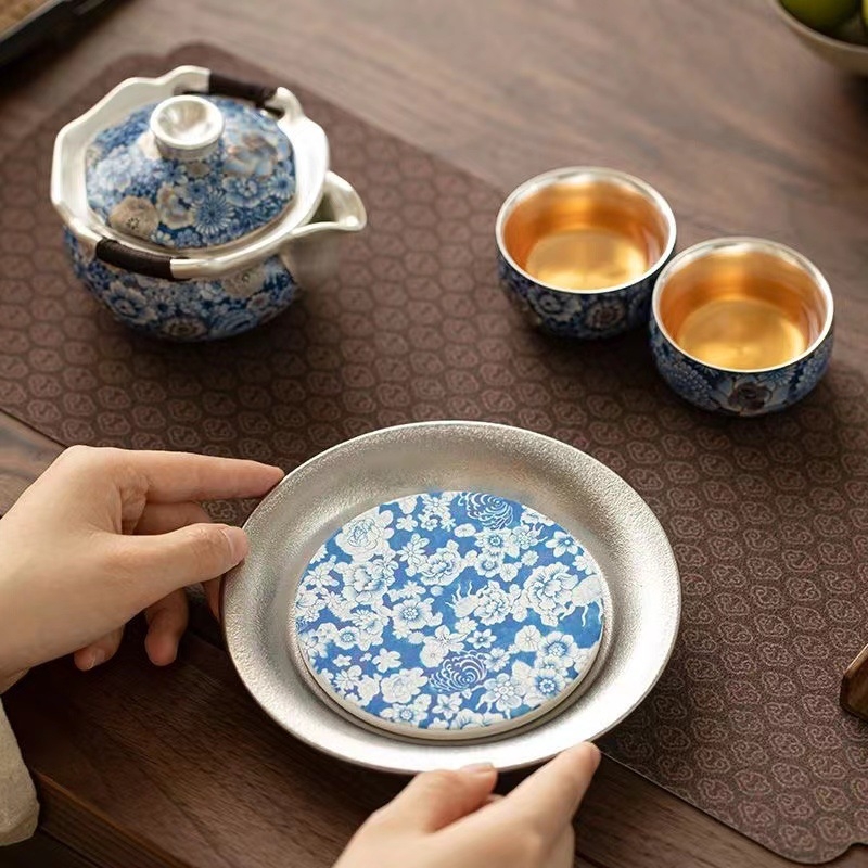 Set de ceai stil chinezesc, placat cu argint, albastru și alb, ceainic și două cești, într-o cutie cadou