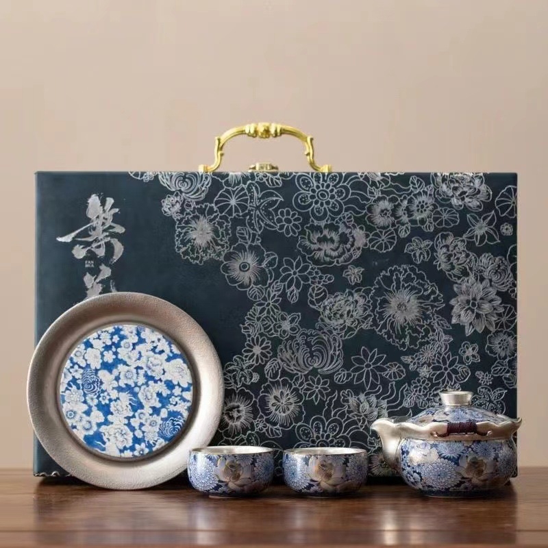 Set de ceai stil chinezesc, placat cu argint, albastru și alb, ceainic și două cești, într-o cutie cadou