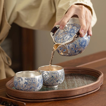 Set ceai Kung Fu de înaltă calitate: o oală și două cești, model albastru și alb cu lotus, accente argintii, ambalaj cadou, ceramică.