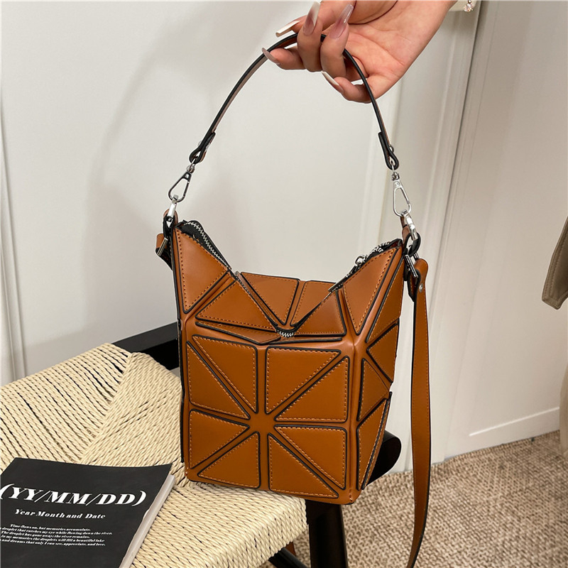 Braon PU kožna torbica za žene s geometrijskim patchworkom, kvadratnog oblika, remenom preko ramena i crossbody remenom
