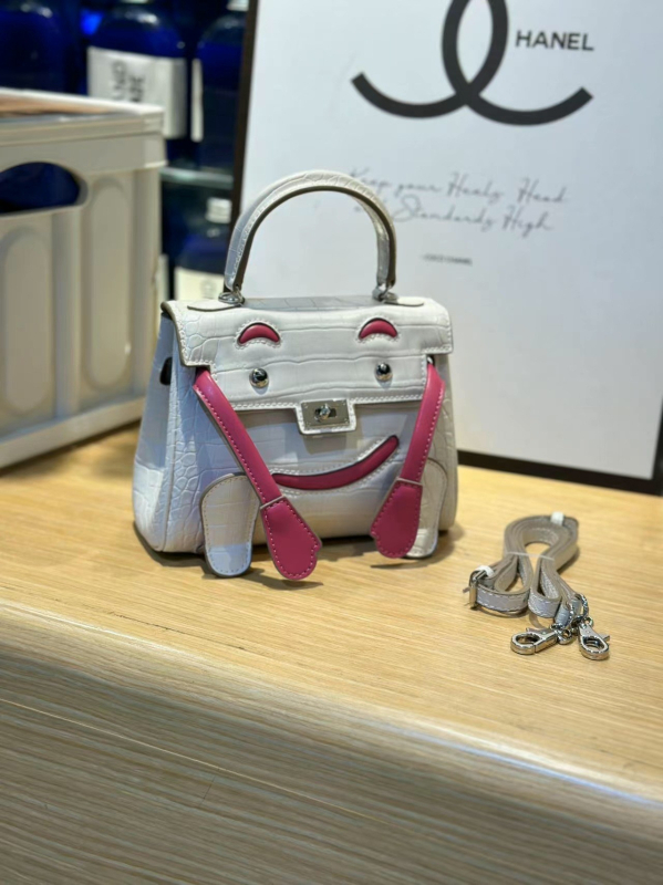 Kelly torbica sa smiješnim licem, novi model 2026, teksturirana mini torba s uzorkom krokodila, svestrana i slatka, za ramena ili crossbody