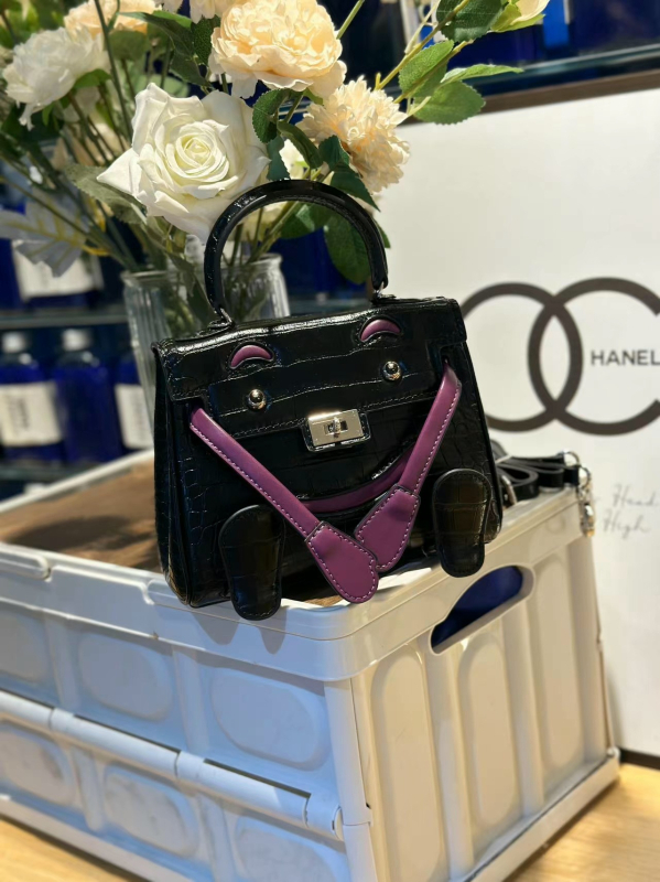 Kelly torbica sa smiješnim licem, novi model 2026, teksturirana mini torba s uzorkom krokodila, svestrana i slatka, za ramena ili crossbody