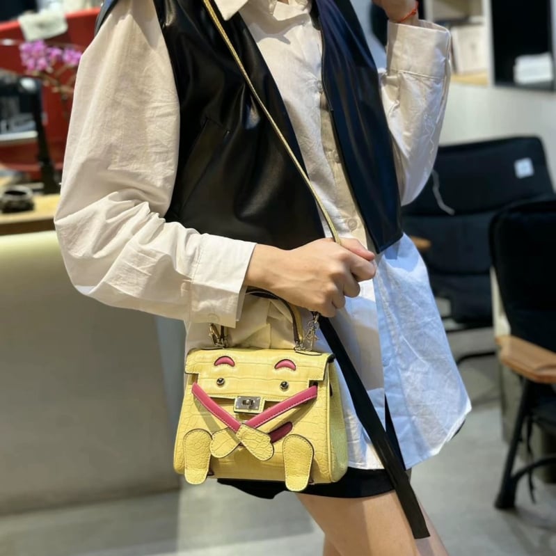 Kelly torbica sa smiješnim licem, novi model 2026, teksturirana mini torba s uzorkom krokodila, svestrana i slatka, za ramena ili crossbody