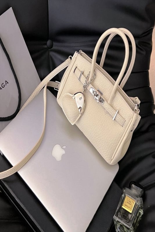 Platinasta torbica za žene, novi model 2026., svestrana za svakodnevnu upotrebu, premium dojam, crossbody i torba preko ramena
