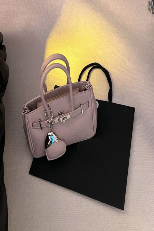 Platinasta torbica za žene, novi model 2026., svestrana za svakodnevnu upotrebu, premium dojam, crossbody i torba preko ramena